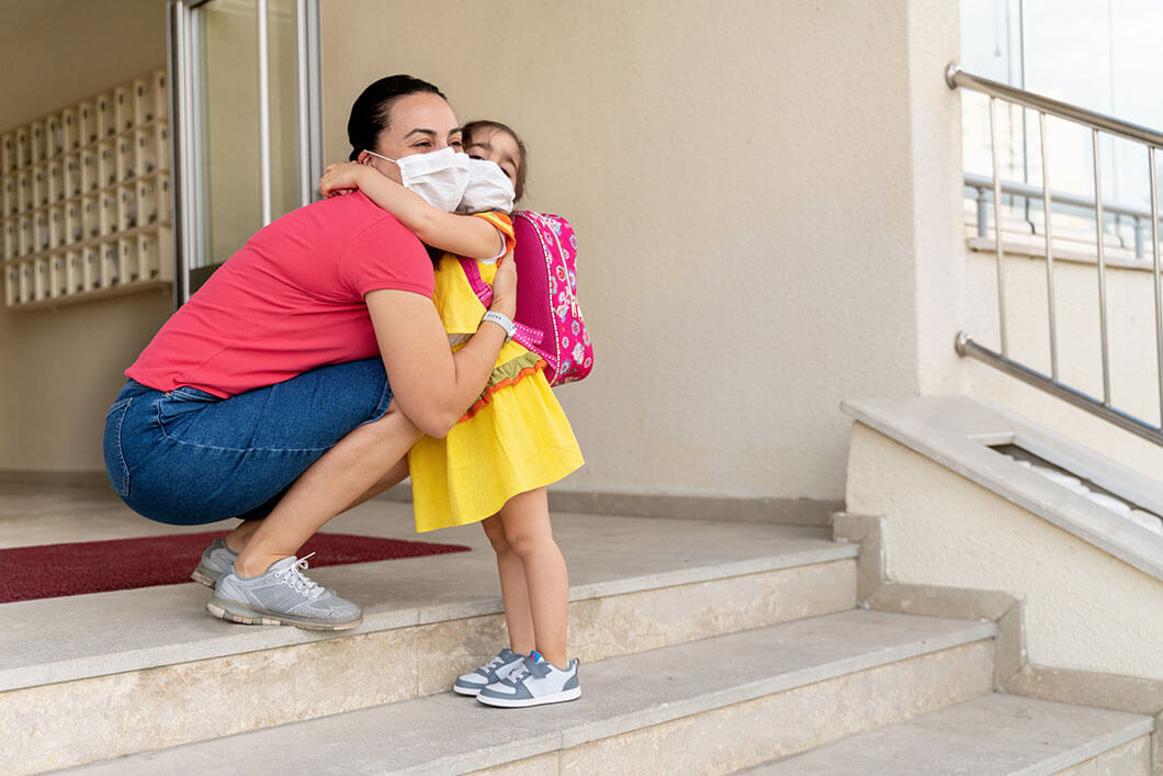 Una madre dando un abrazo a su hija.